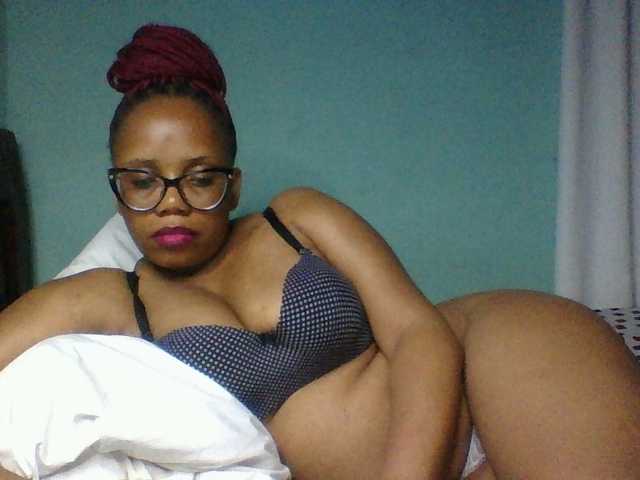Prettyzari live cam on BongaCams
