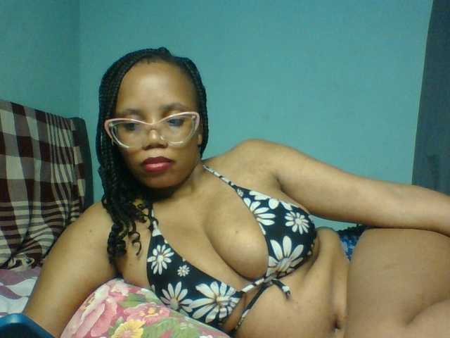 Prettyzari live cam on BongaCams