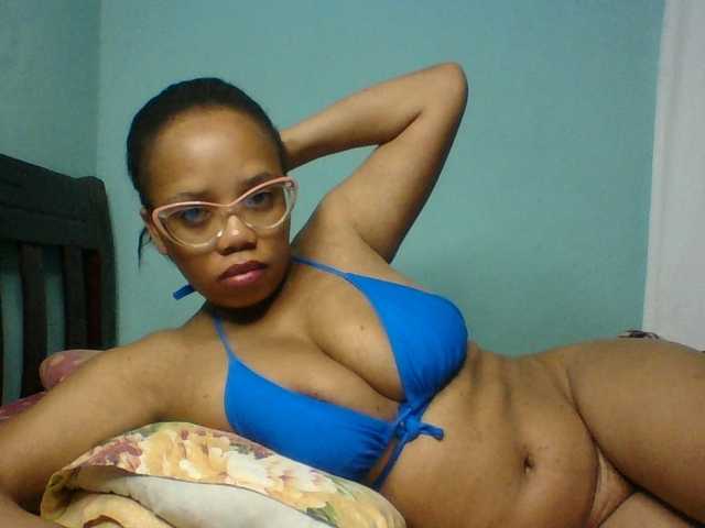 Prettyzari live cam on UnifiedCams
