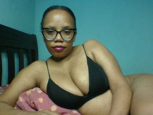 Prettyzari live cam on UnifiedCams