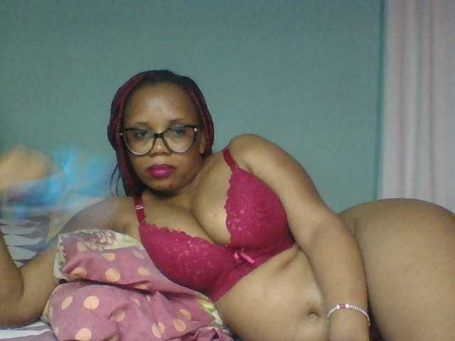 Prettyzari live cam on BongaCams