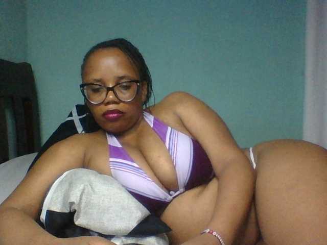Prettyzari live cam on BongaCams