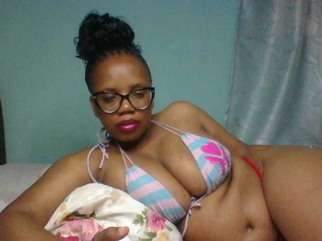 Prettyzari live cam on BongaCams