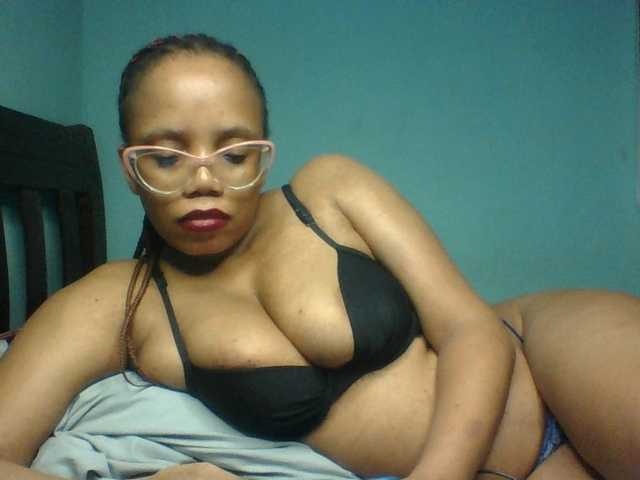 Prettyzari live cam on BongaCams