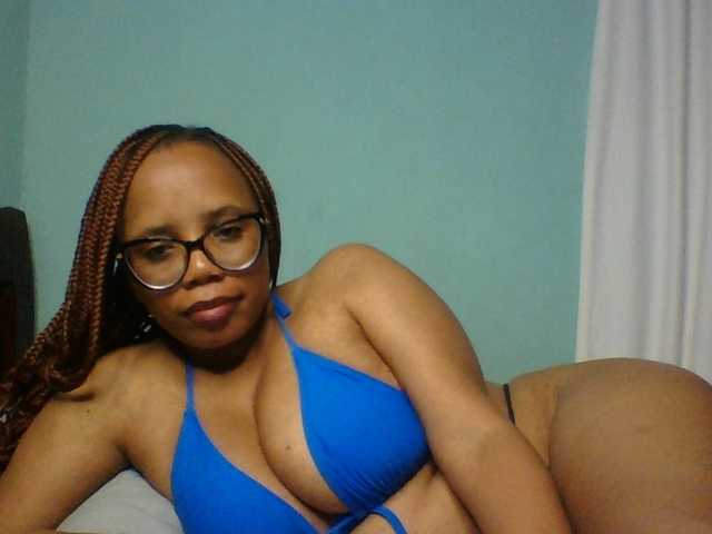 Prettyzari live cam on BongaCams