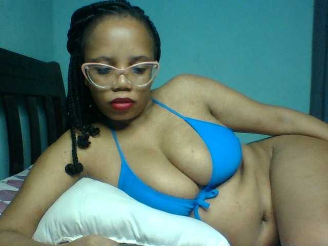 Prettyzari live cam on BongaCams