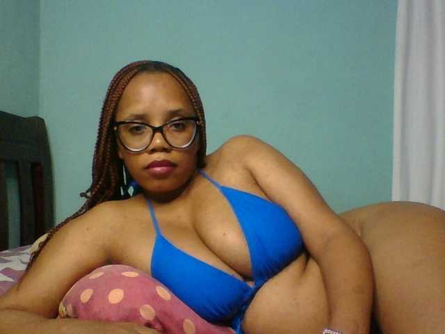 Prettyzari live cam on BongaCams