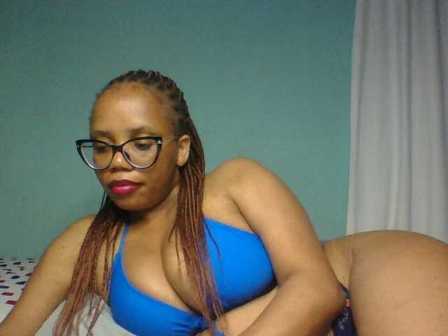 Prettyzari live cam on BongaCams