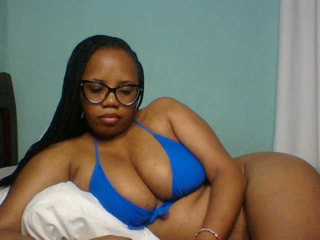 Prettyzari live cam on BongaCams