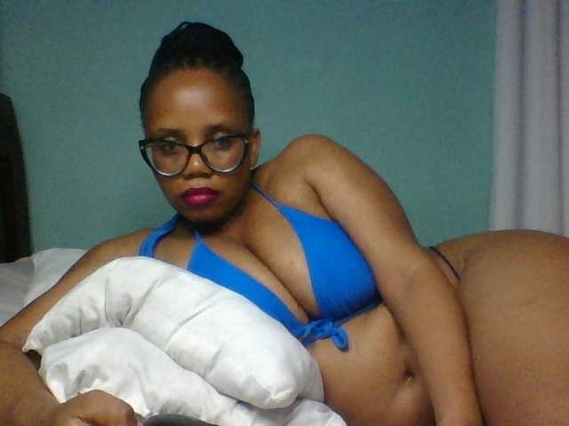 Prettyzari live cam on BongaCams