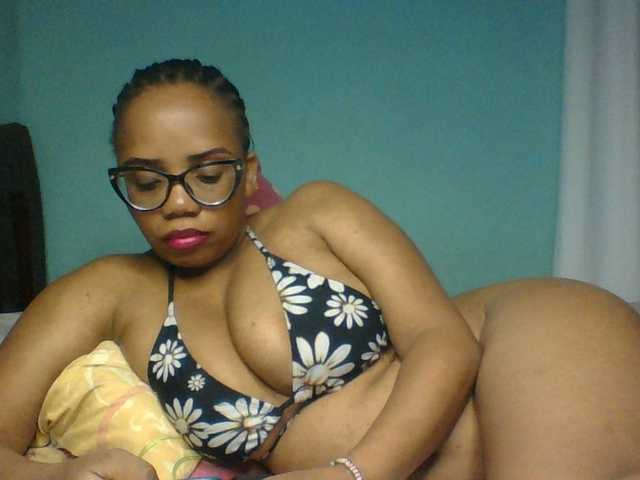 Prettyzari live cam on BongaCams