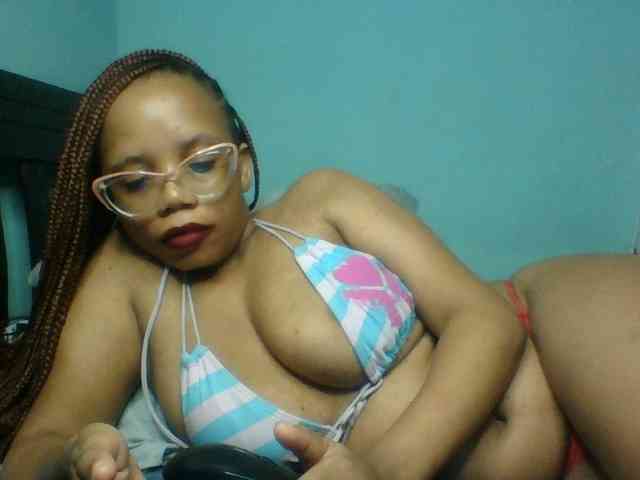 Prettyzari Live Webcam on BongaCams