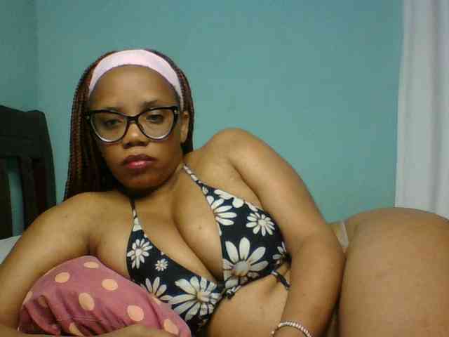 Prettyzari Live Webcam on BongaCams