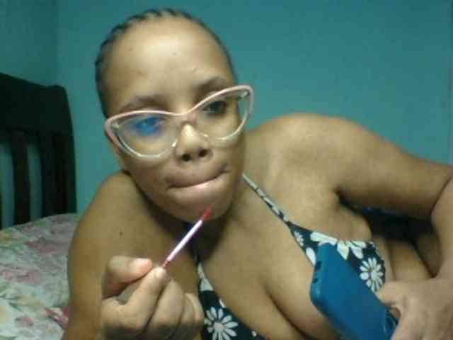 Prettyzari Live Webcam on BongaCams