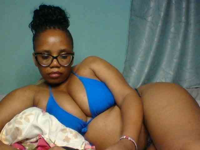 Prettyzari Live Webcam on BongaCams