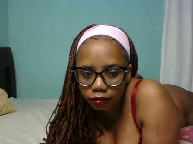 Prettyzari Live Webcam on BongaCams