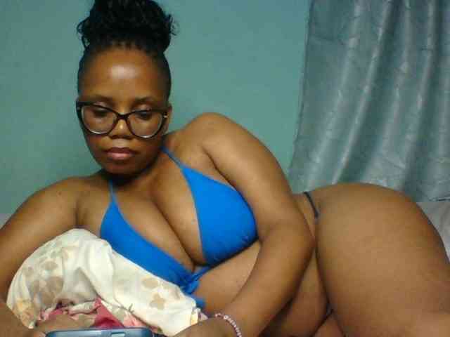 Prettyzari Live Webcam on BongaCams