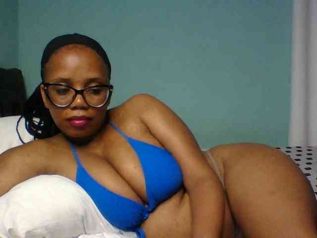 Prettyzari Live Webcam on BongaCams