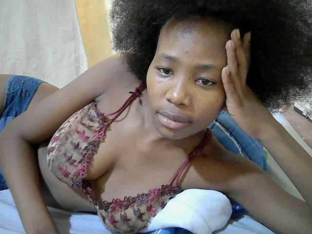 queen-slender webcam bongacams model stream image