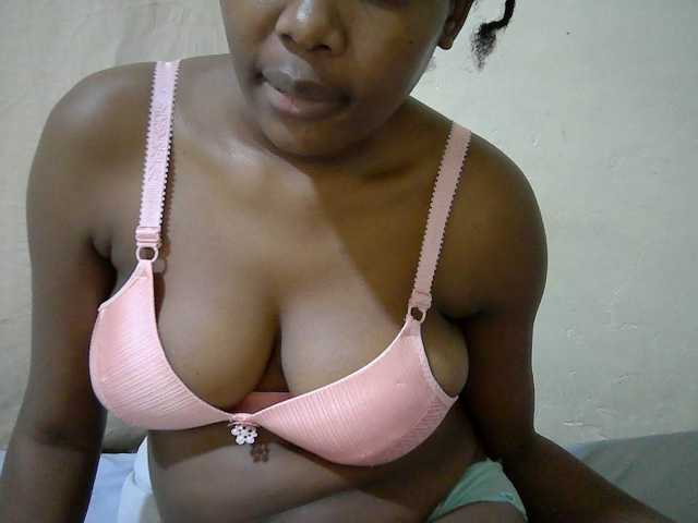 queen-slender webcam bongacams model stream image