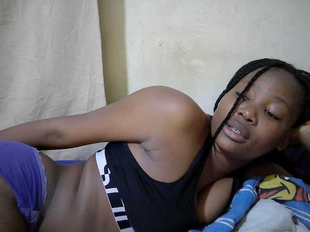 queen-slender — live female cam