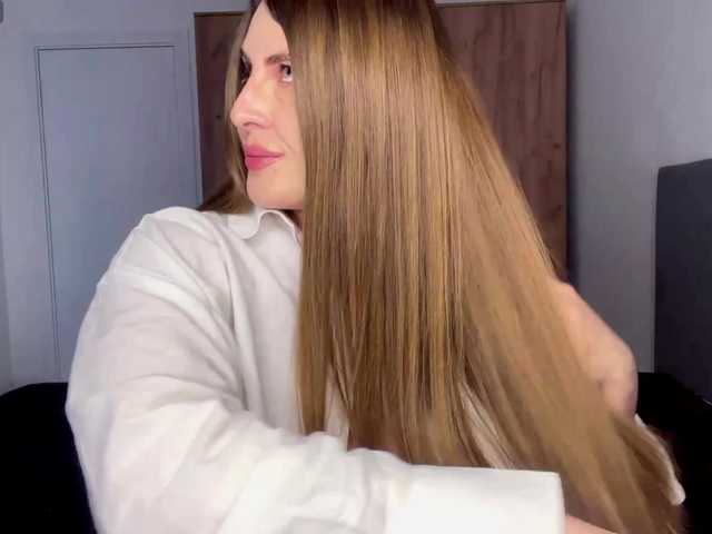 LucyWillow's BongaCams show and profile