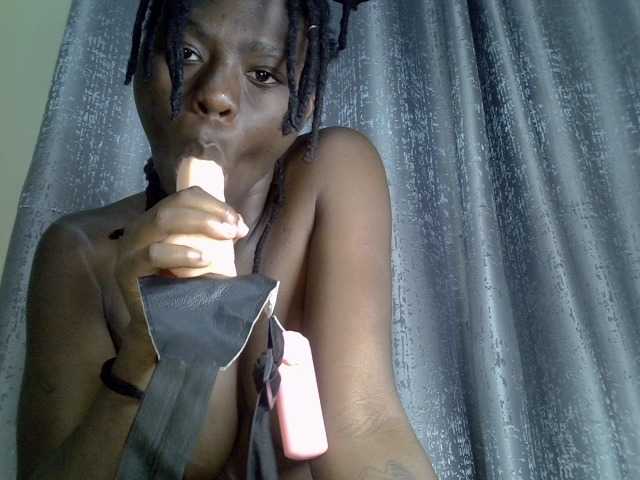 Blackdiva-11 live cam on BongaCams