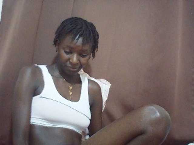 le modèle Angellily1 est en webcam porno dans un show sur le site bongacams, il possède les tags suivants: Ebony,Brunette,Trimmed