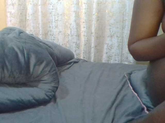 le modèle Shantell est en webcam porno dans un show sur le site bongacams, il possède les tags suivants: Ebony,Brunette,Trimmed
