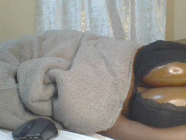le modèle Shantell est en webcam porno dans un show sur le site bongacams, il possède les tags suivants: Ebony,Brunette,Hairy