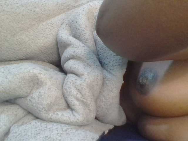 le modèle Shantell est en webcam porno dans un show sur le site bongacams, il possède les tags suivants: Ebony,Brunette,Hairy