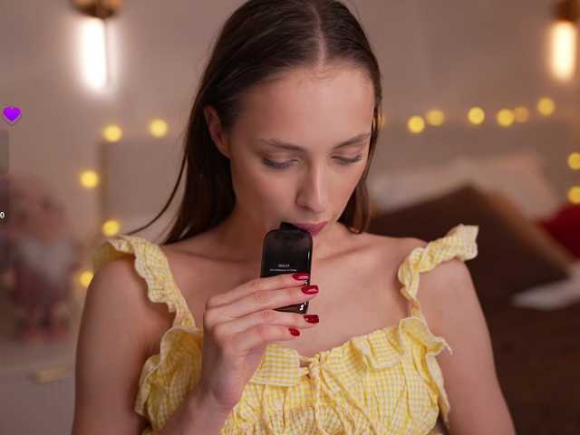 Tvoya-malyshka live cam on BongaCams