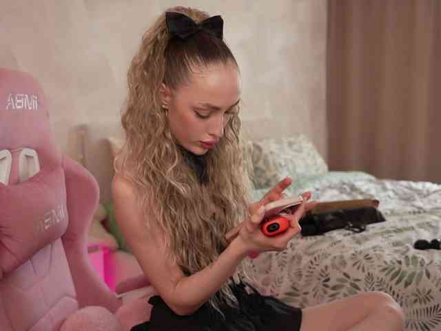 MilaLuxury webcam