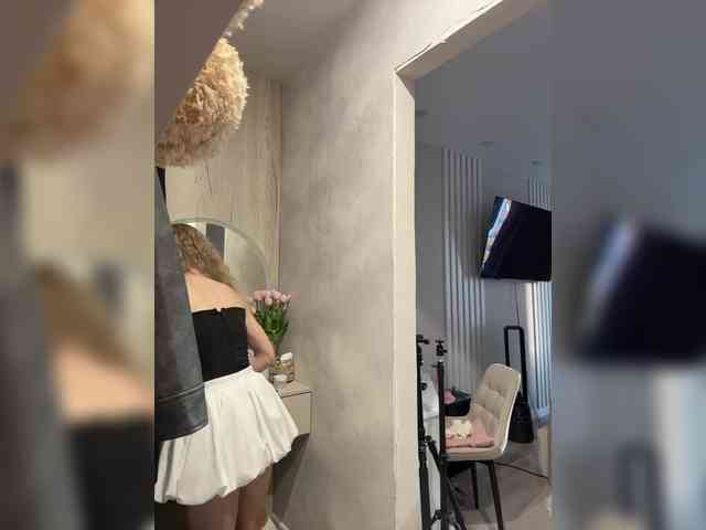 Milana_Luxe webcam