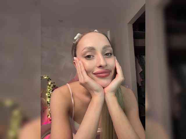 MilaLuxury webcam