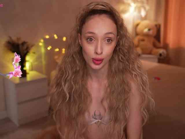 Milana_Luxe webcam