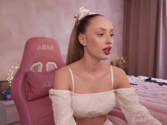 MilaLuxury webcam