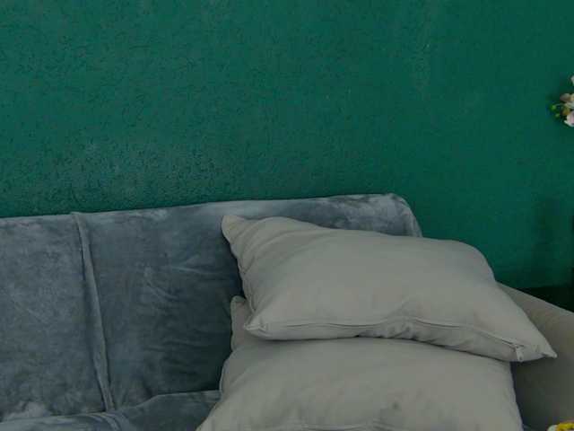 SkinnyNatty live webcam show
