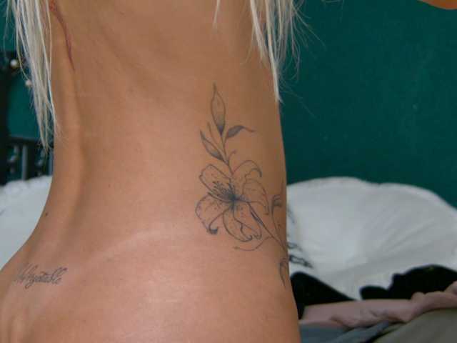 SkinnyNatty live cam on BongaCams