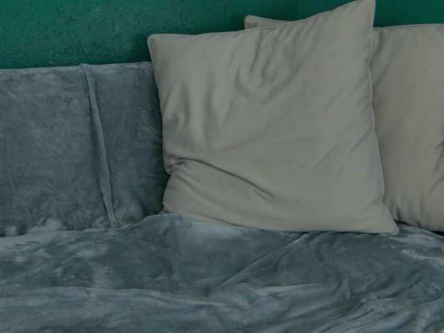 SkinnyNatty live webcam show
