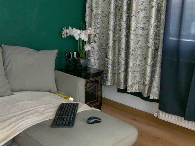 SkinnyNatty live webcam show