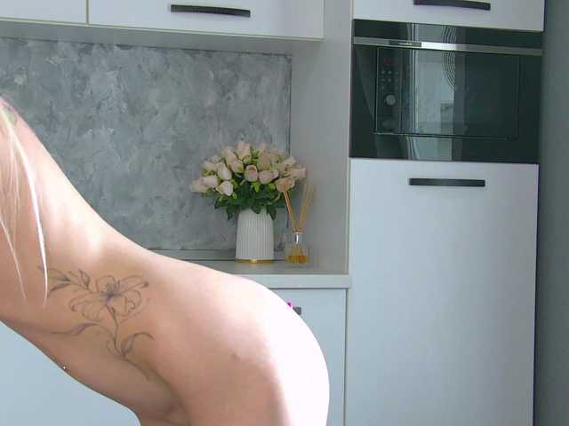 SkinnyNatty live cam