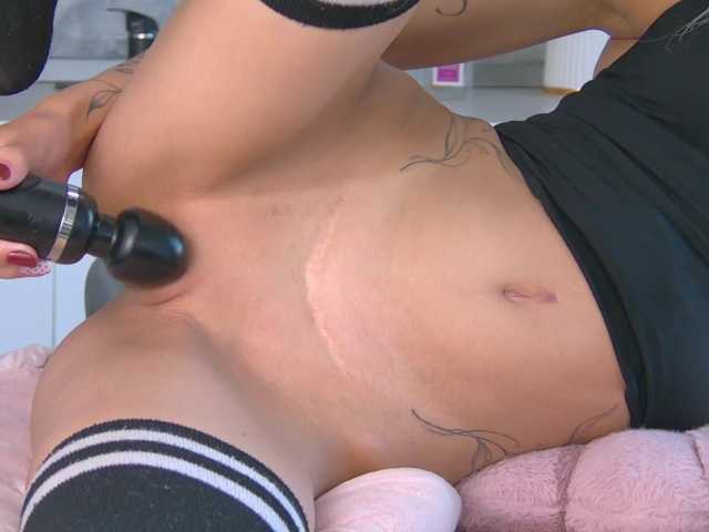 SkinnyNatty live cam on BongaCams