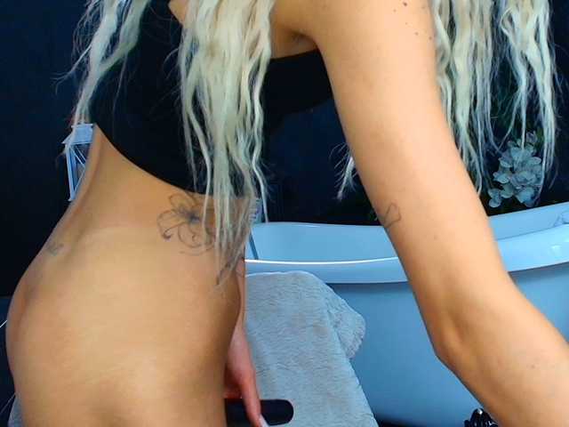 SkinnyNatty live cam on BongaCams