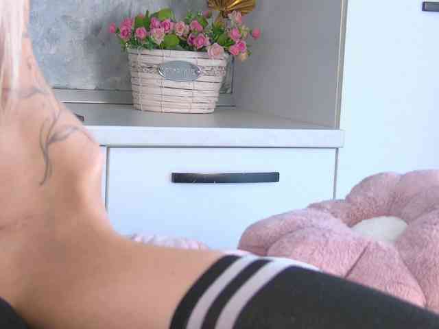 SkinnyNatty webcam