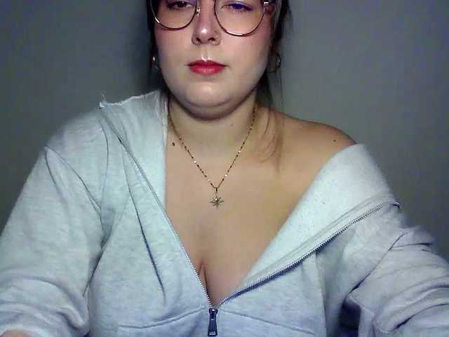 ClaraLove — live female cam