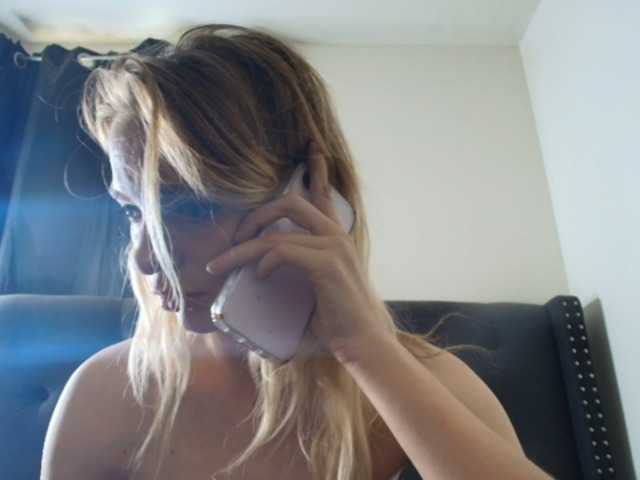 lanasharapovax live cam on BongaCams