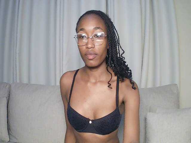Queennana live cam on BongaCams
