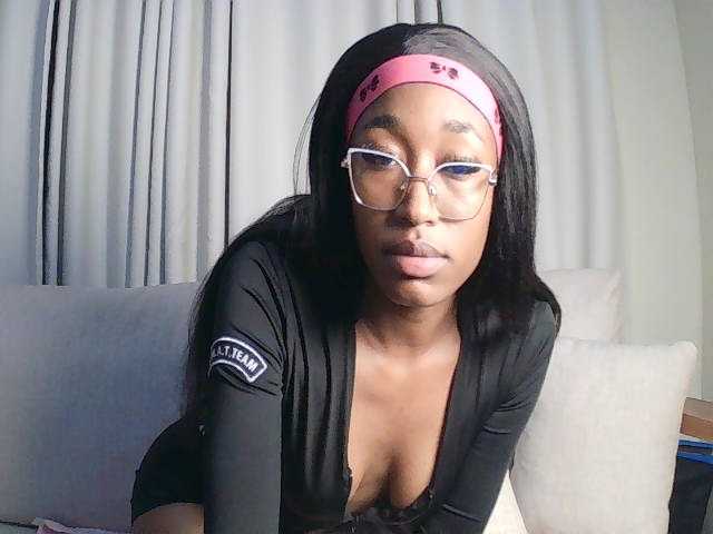Queennana live cam on BongaCams