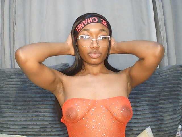 Queennana live cam on BongaCams